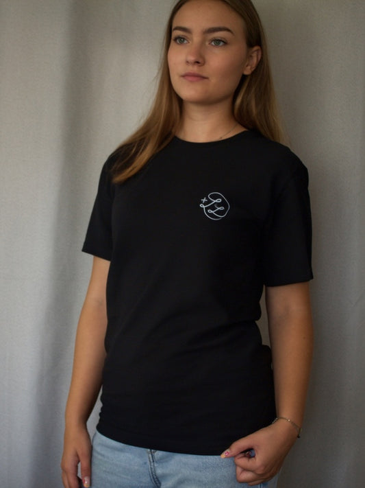 T-shirt noir Les Trois Grâces porté par une femme plusdelles