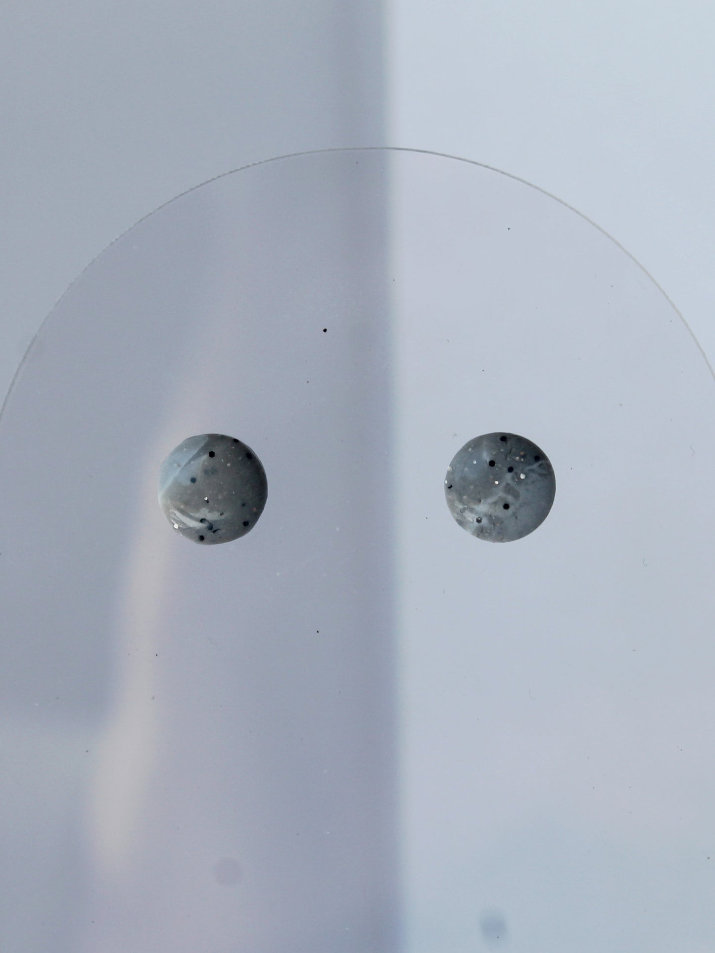 Puces d'Oreilles gris pierre