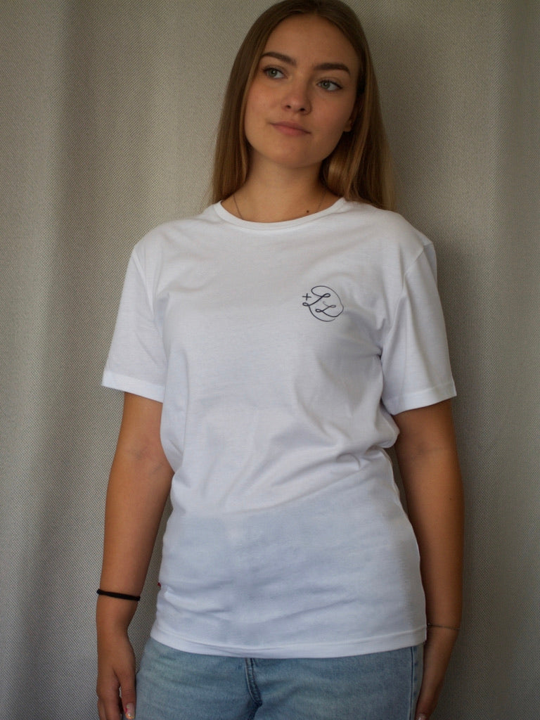 T-shirt blanc Les Trois Grâces porté par une femme n°2 plusdelles