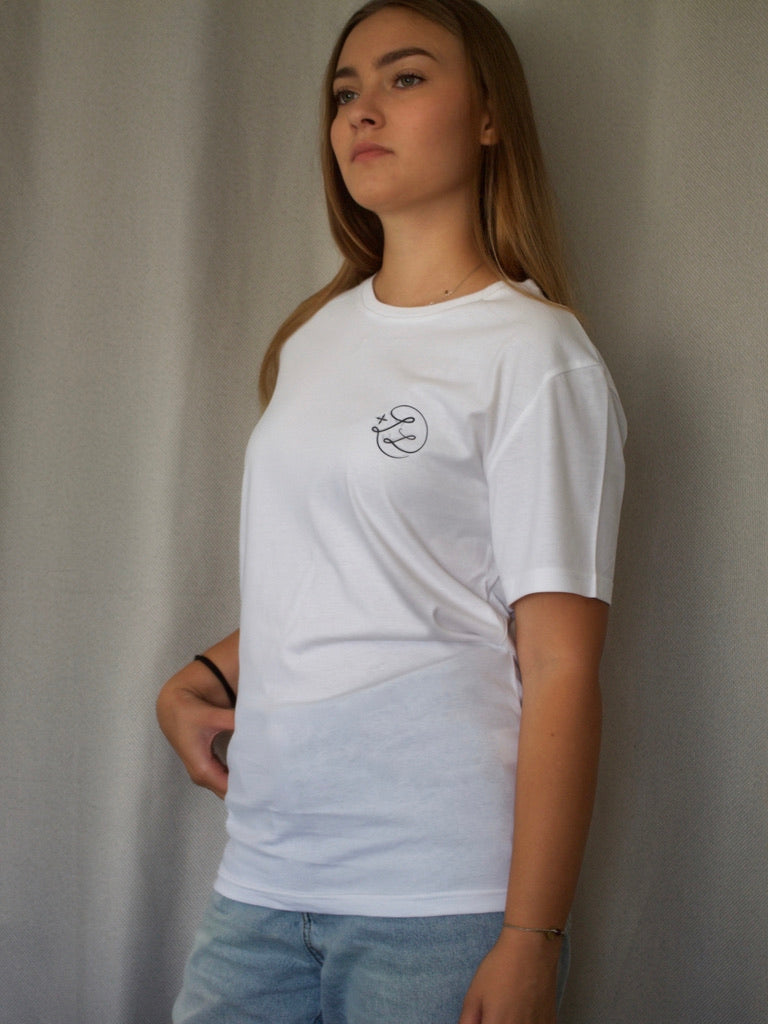 T-shirt blanc Les Trois Grâces porté par une femme de marque" plusdelles