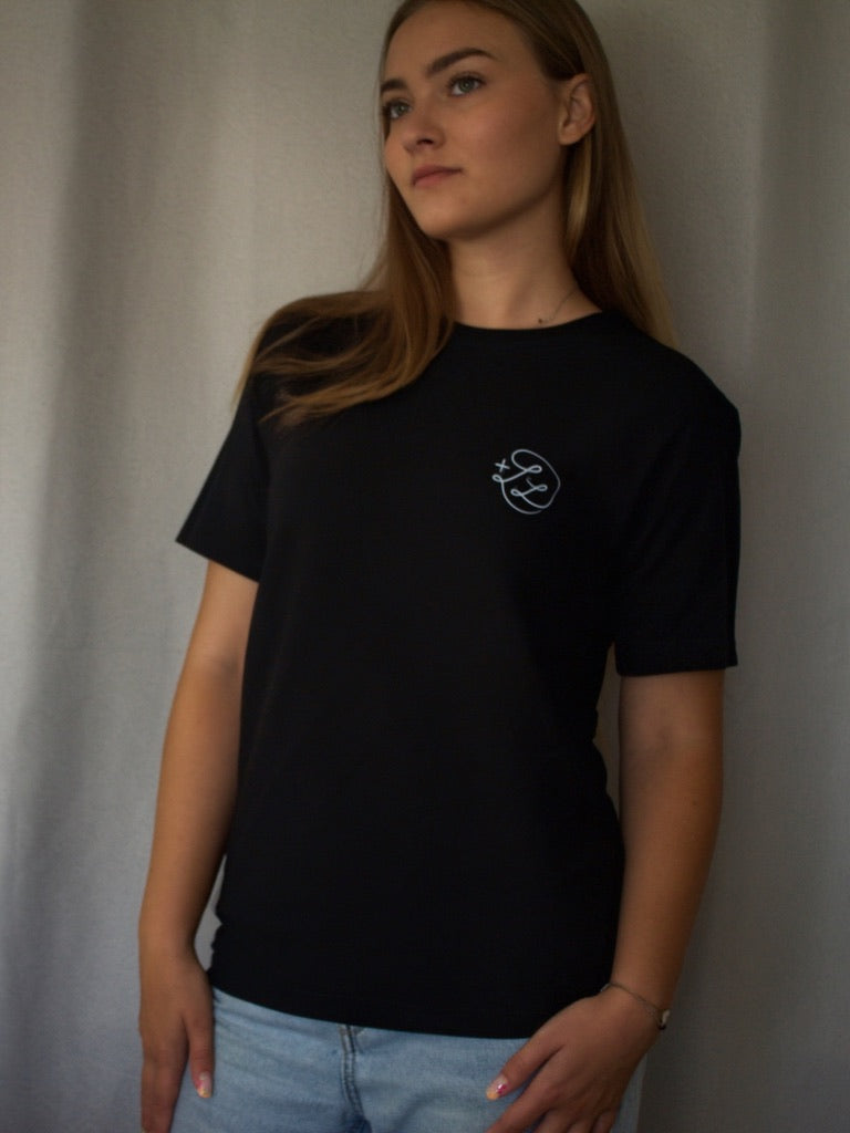 T-shirt noir Les Trois Grâces porté par une femme n°2 plusdelles